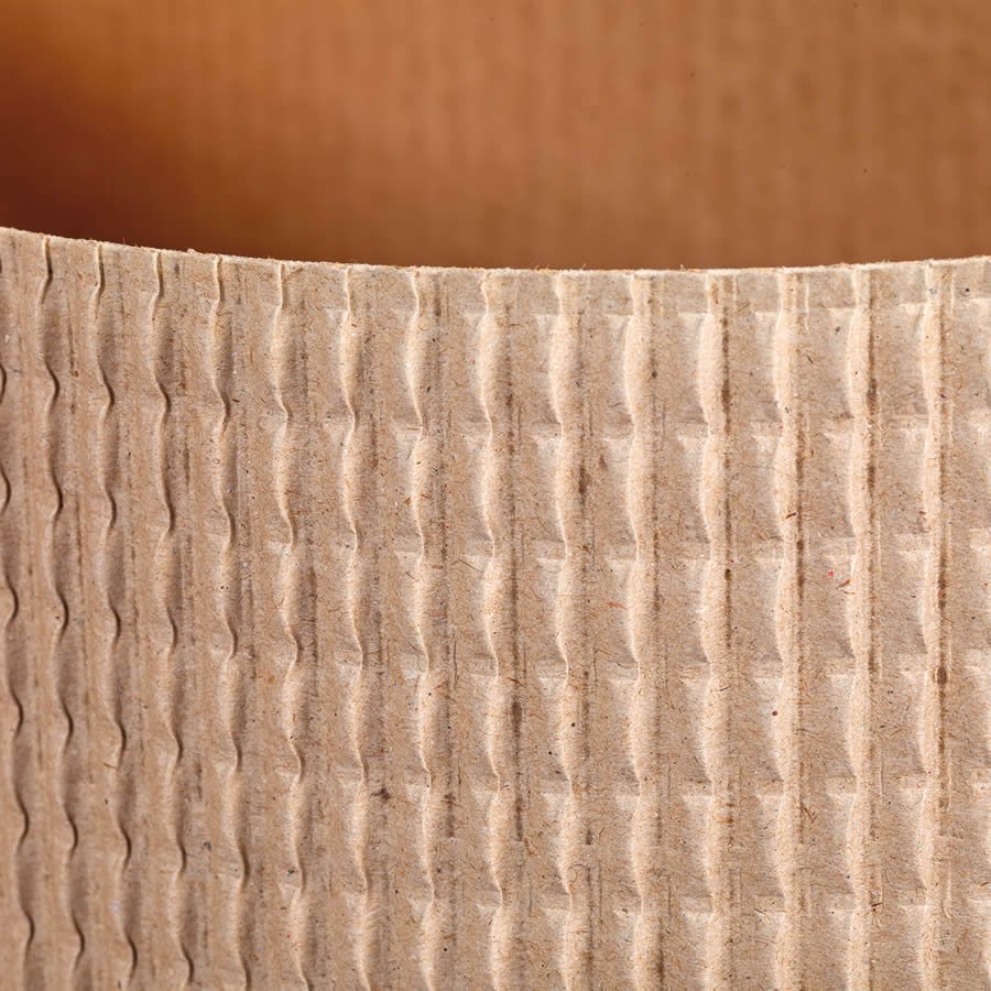 Dank der Lngsrillung lsst sich die Wellpappe problemlos einschlagen