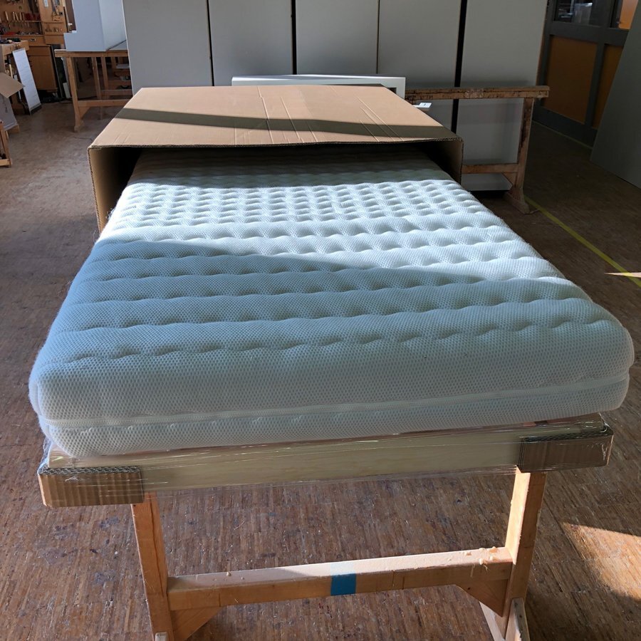 Extrem stoß- und schlagabsorbierend, einfach mit Stretchfolie oder Klebeband zu befestigen Extrem stoß- und schlagabsorbierend, einfach mit Stretchfolie oder Klebeband zu befestigen