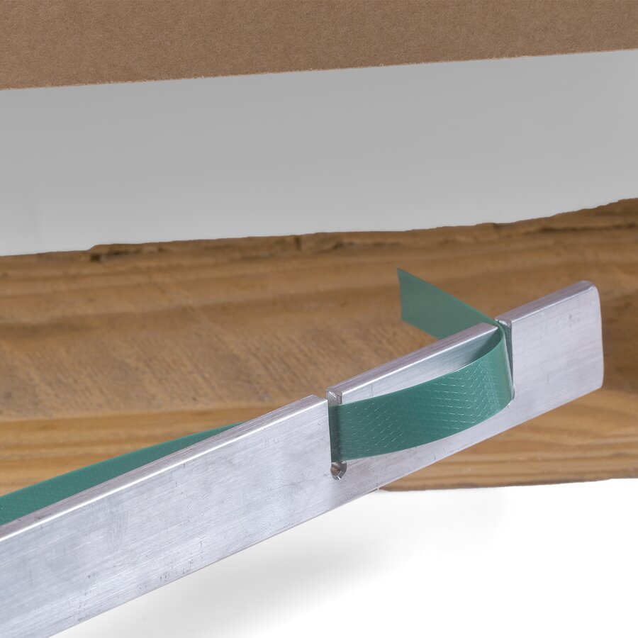 In den Einkerbungen an der Spitze der Umreifungslanze wird das Band einfach befestigt