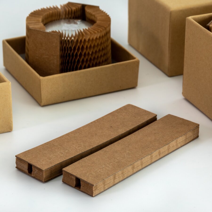 Flach zusammengelegt ist die Hlle sehr platzsparend, beim Auseinanderziehen entfaltet sie ihr volles Volumen