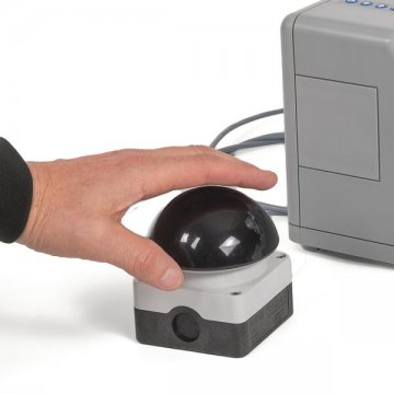 Mit dem Hand-Drucktaster können Sie die Maschine auch außerhalb Ihrer direkten Reichweite steuern