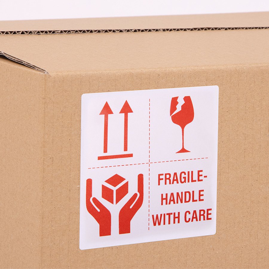 Aufgeklebtes Etikett auf Karton