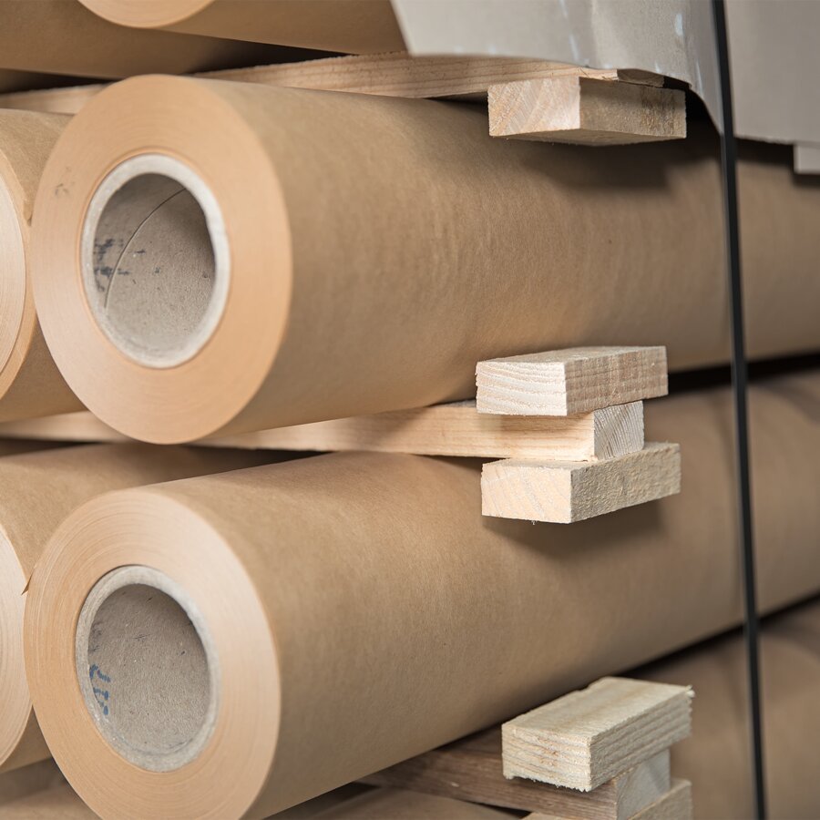 Die angebrachten Holz-Klötzchen an jeder Seite verhindern das Herunterrollen der Rollen vom Stapel Die angebrachten Holz-Klötzchen an jeder Seite verhindern das Herunterrollen der Rollen vom Stapel