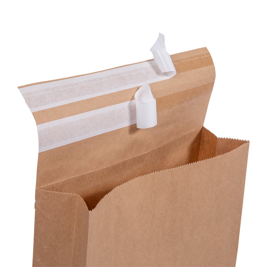 Geffnete Papier-Versandtasche mit zwei Klebestreifen und Seitenfalte fr flexibles Befllen.