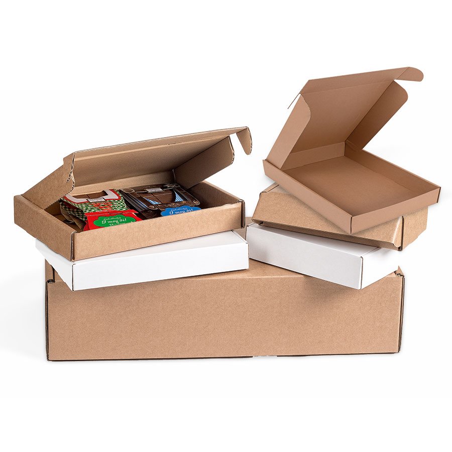 Verschiedene Versandkartons in Braun und Wei, einer geffnet mit Inhalt.
