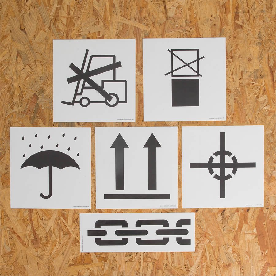 6 Hinweisetiketten aufgeklebt auf einer Holzkiste