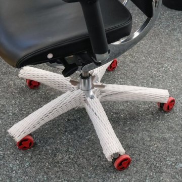 Der Schaumstoff haftet zuverlässig auf unterschiedlichsten Materialien, hält ohne zu verrutschen