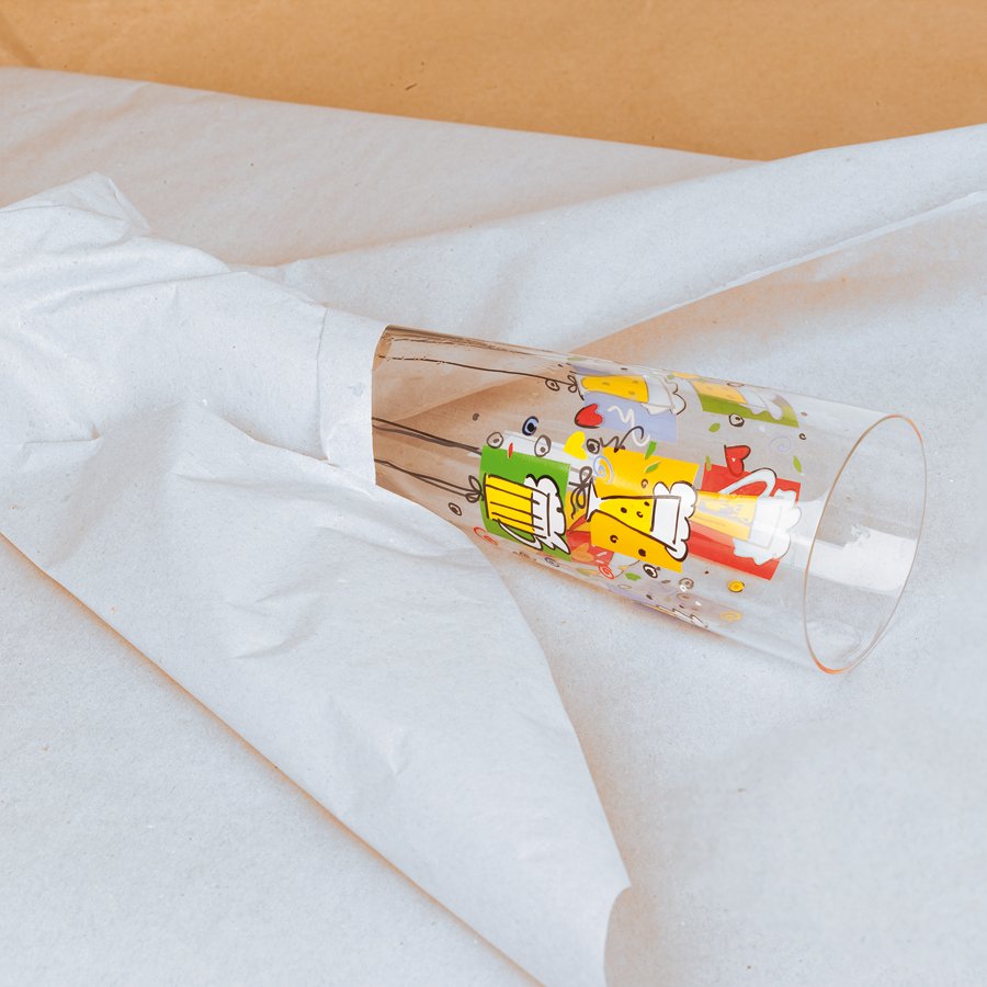 Glas eingewickelt in Seidenpapier