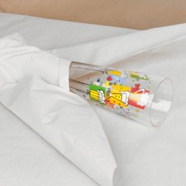 Glas eingewickelt in Seidenpapier