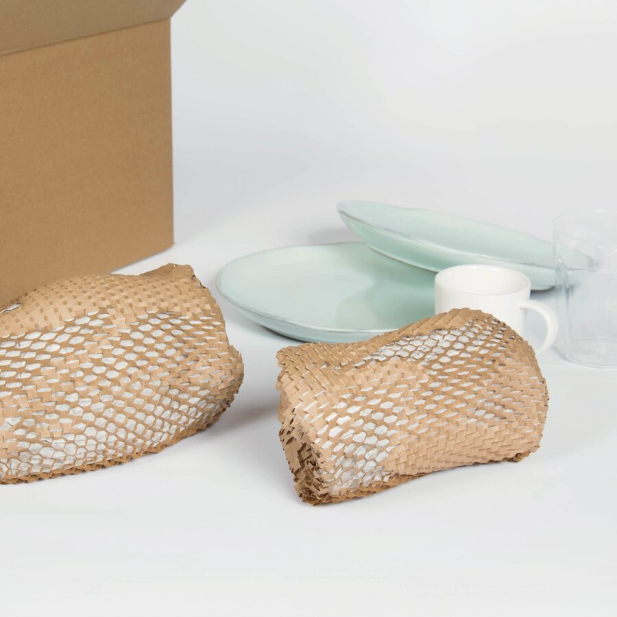 Durch die Wabenstruktur verhakt sich das Papier beim Zusammendrücken, es wird kein Klebeband benötigt Durch die Wabenstruktur verhakt sich das Papier beim Zusammendrücken, es wird kein Klebeband benötigt