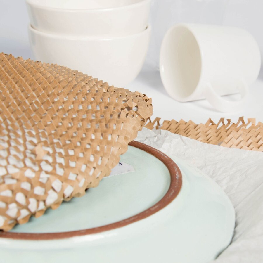 Auch zerbrechliche Waren wie Glas oder Geschirr lassen sich damit sicher verpacken