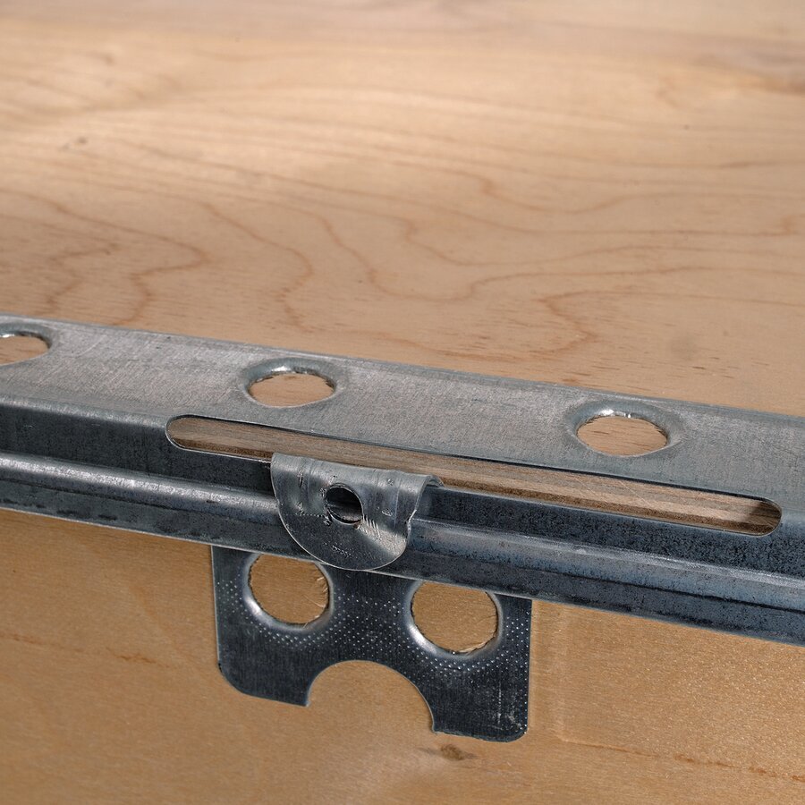 Ohne Ngel und Schrauben verschlossen - lediglich die Laschen mssen umgebogen werden