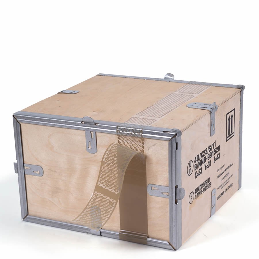 Das braune Sicherheitssiegelband haftet auf Folie, Styropor und Holz