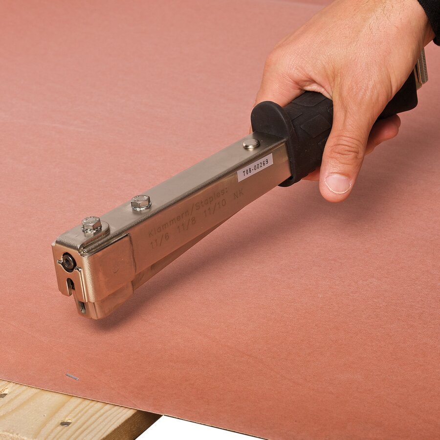 Mit handlichem Griff und ideal für viele Oberflächen geeignet Mit handlichem Griff und ideal für viele Oberflächen geeignet